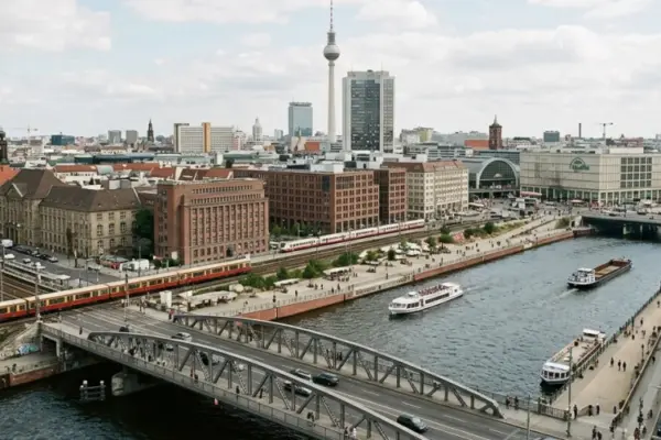 Indoor-Freizeitangebot Berlin – Außenansicht des Ring-Center 3 an der Frankfurter Allee in Lichtenberg