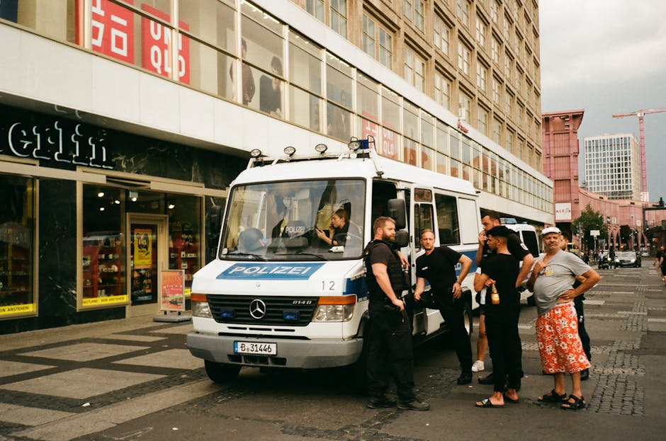 Kriminalität: Einbrecher rast mit Auto in Sportgeschäft Berlin Mitte