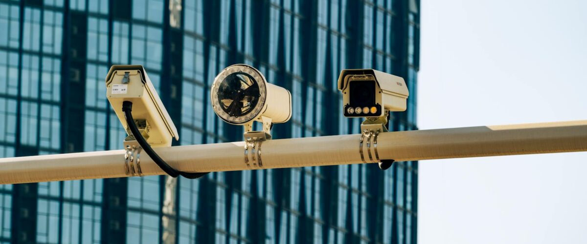 Kriminalität: Einbrecher rast mit Auto in Sportgeschäft Berlin Mitte