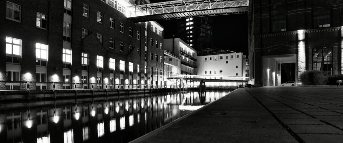 Teuer und unmenschlich: Tempelhof Notunterkunft Kritik Berlin