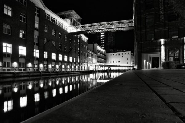 Teuer und unmenschlich: Tempelhof Notunterkunft Kritik Berlin