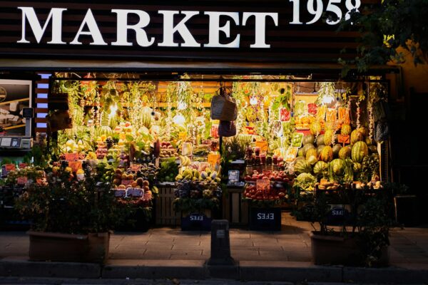 Eiersuche im Supermarkt: Eier Knappheit Berlin Ostern 2026