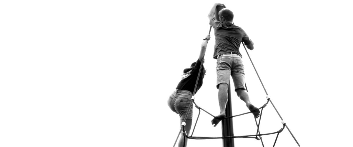 Blaue Wellenlandschaft aus Gummi zum Klettern – Spielplatz Mitte im Volkspark am Weinberg