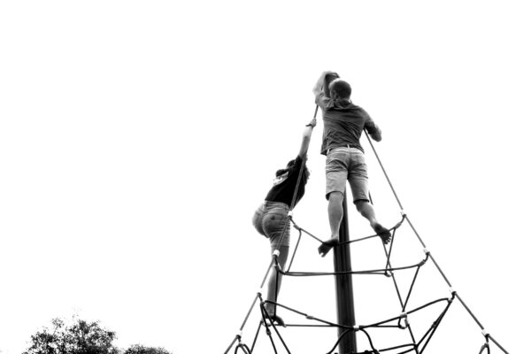 Blaue Wellenlandschaft aus Gummi zum Klettern – Spielplatz Mitte im Volkspark am Weinberg