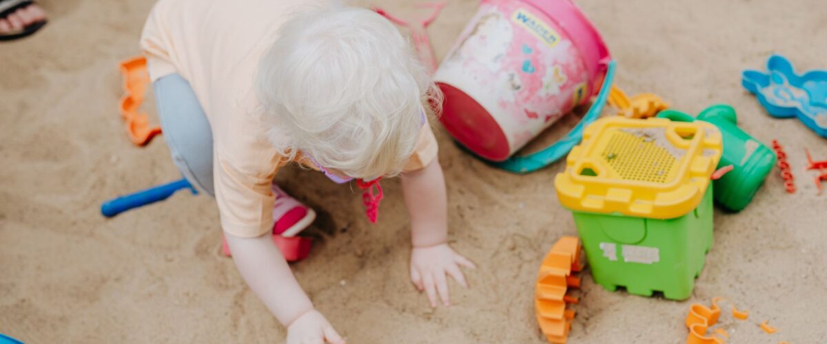 Eingezäunter Sand- und Wasserbereich – Spielplatz Engelbecken in Kreuzberg