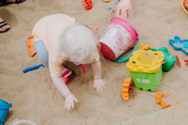 Eingezäunter Sand- und Wasserbereich – Spielplatz Engelbecken in Kreuzberg