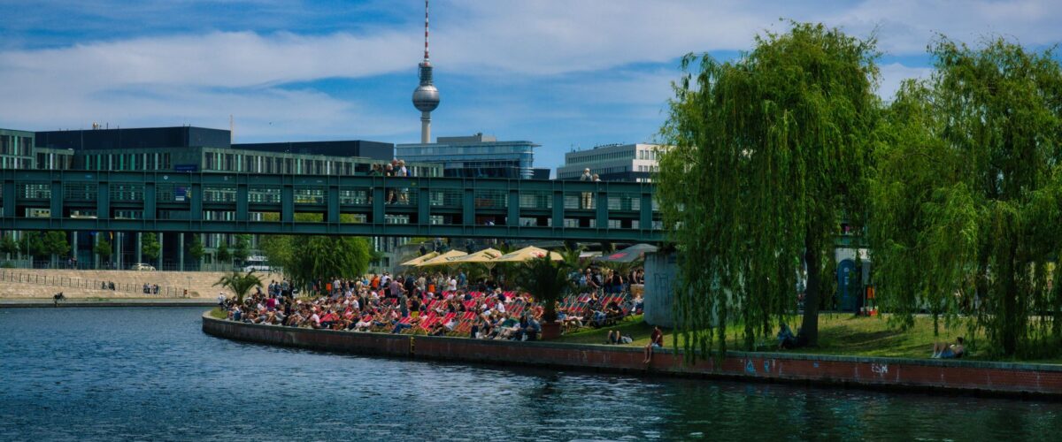 Flaches Planschbecken im Park – Spielplatz Monbijoupark in Berlin-Mitte