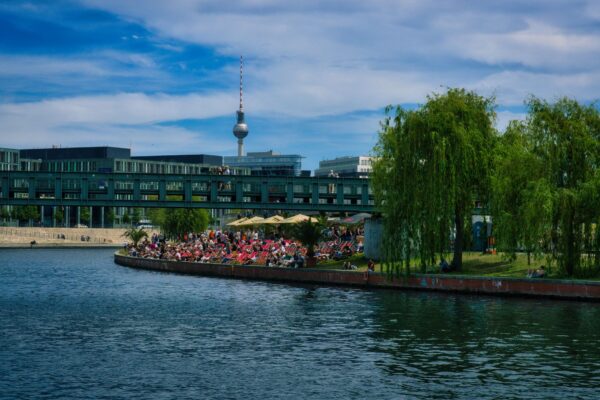 Flaches Planschbecken im Park – Spielplatz Monbijoupark in Berlin-Mitte