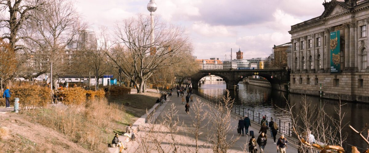 Fußgängerbrücke zu einer bewaldeten Flussinsel – Spielplatz Insel der Jugend in Alt-Treptow