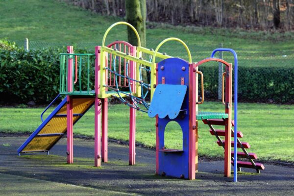 Große Holzburg mit Rutsche und Hängebrücke – Märchenspielplatz Sonnenallee in Neukölln