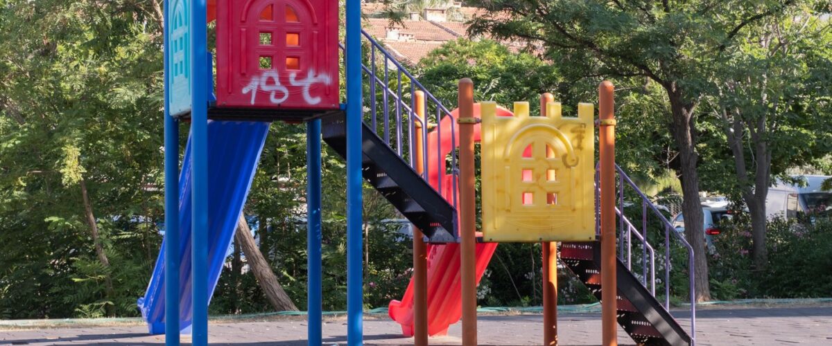 Große Holzfigur mit Rutsche auf einem Spielplatz – Drachenland-Spielplatz in Friedrichshain