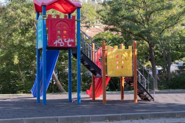 Große Holzfigur mit Rutsche auf einem Spielplatz – Drachenland-Spielplatz in Friedrichshain