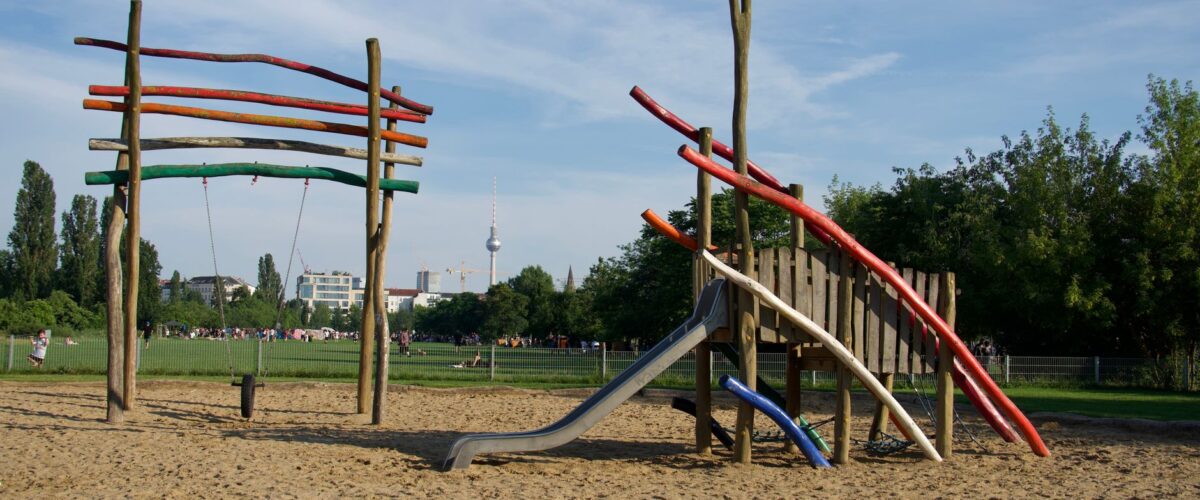 Große Kletterburg aus Holz mit Sandfläche – Spielplatz Helmholtzplatz in Prenzlauer Berg