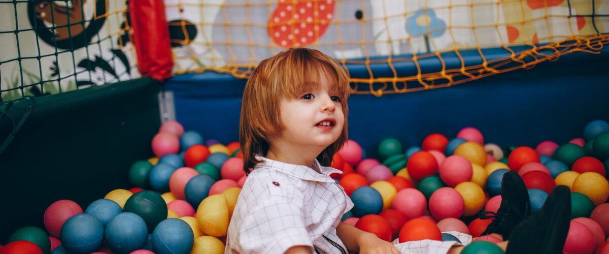 Große Rutschen und Klettergerüste in einer Spielhalle – Jolos Kinderwelt in Kreuzberg