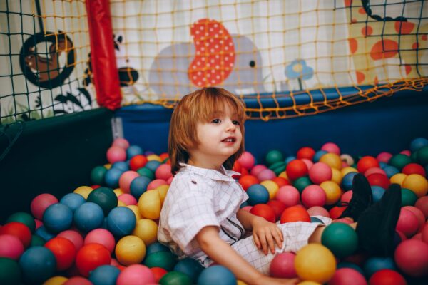Große Rutschen und Klettergerüste in einer Spielhalle – Jolos Kinderwelt in Kreuzberg