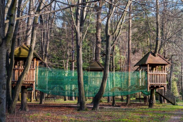 Holzburg und Kletteranlage im Grünen – Sherwood Forest Spielplatz in Charlottenburg