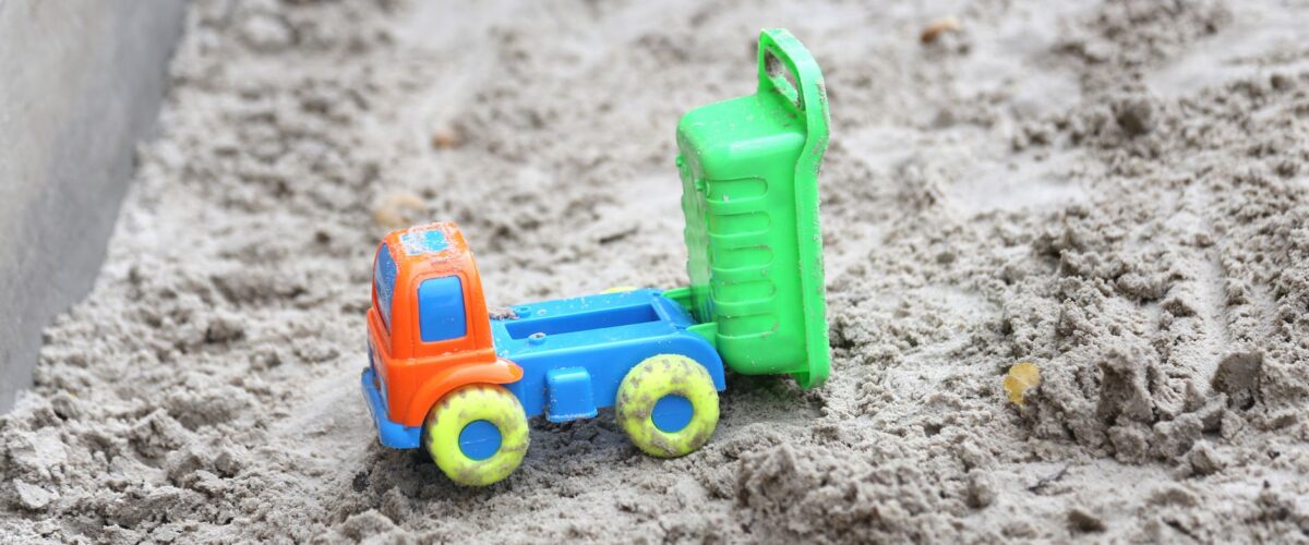 Kleiner Sandspielbereich in einer Parkanlage – Spielplatz Körnerpark in Neukölln