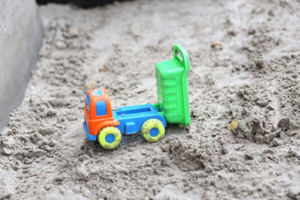 Kleiner Sandspielbereich in einer Parkanlage – Spielplatz Körnerpark in Neukölln