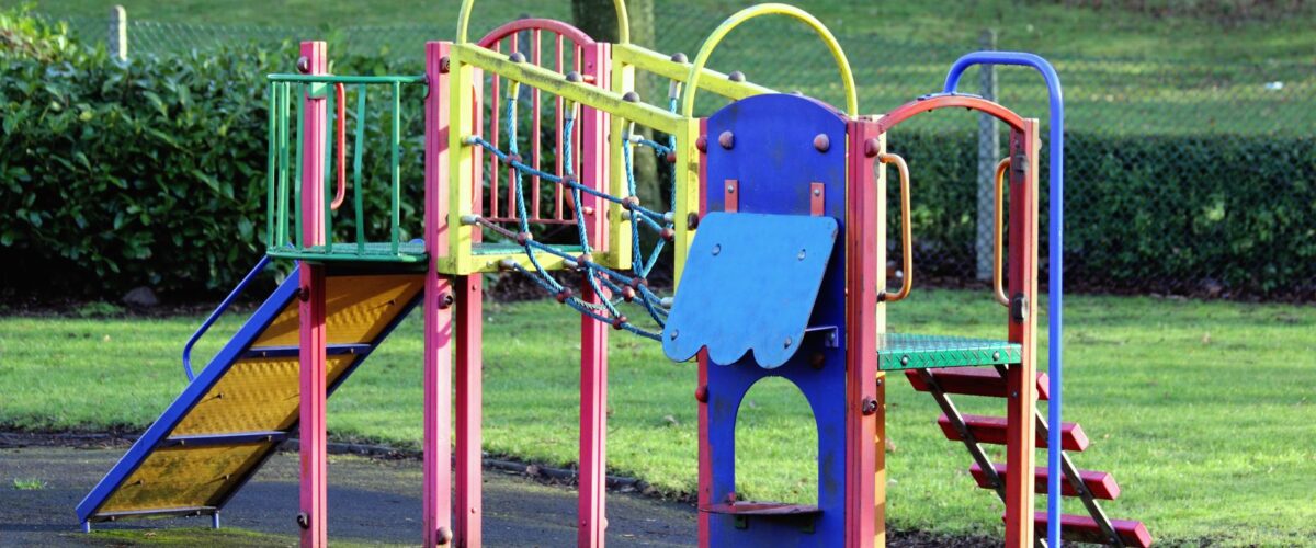 Klettergerüst und Rutsche nahe dem Ufer – Spielplatz Rummelsburger Bucht in Lichtenberg