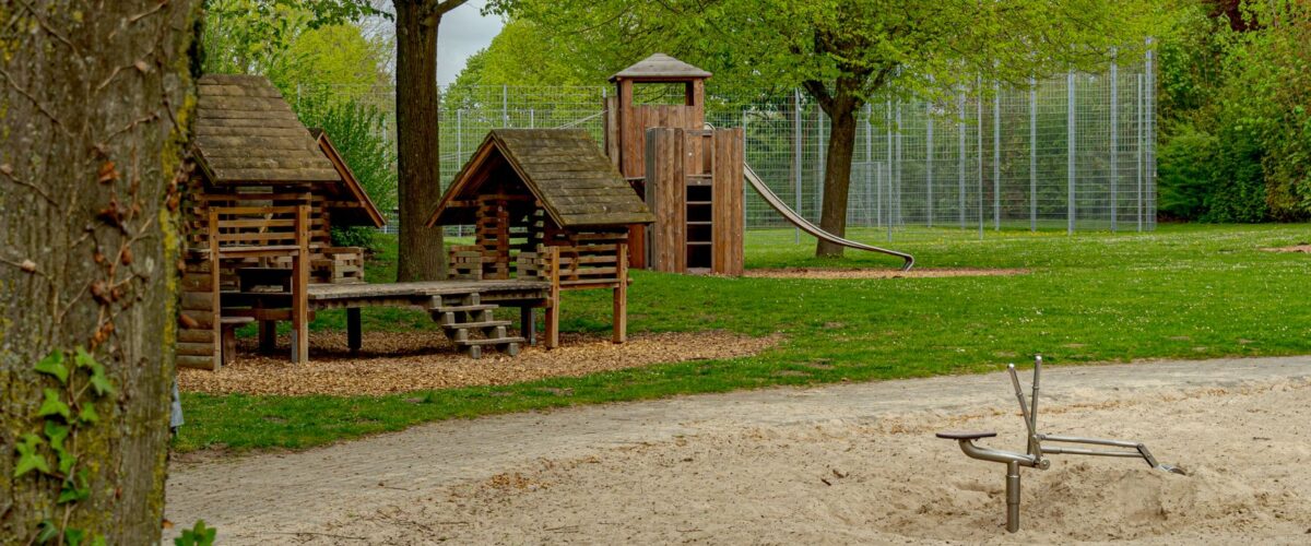 Klettergerüst und Sandfläche auf einem Stadtplatz – Spielplatz Boxhagener Platz in Friedrichshain