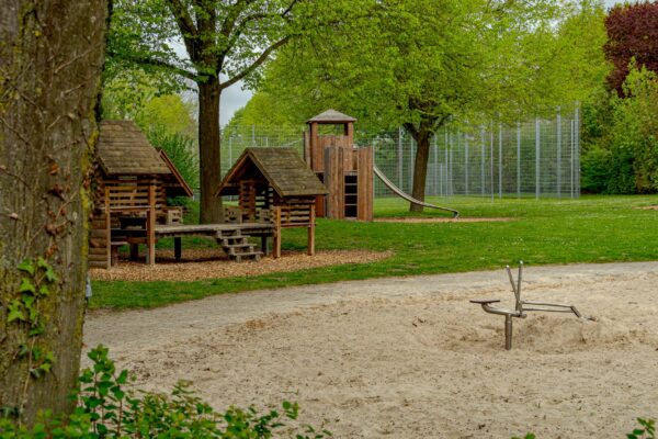 Klettergerüst und Sandfläche auf einem Stadtplatz – Spielplatz Boxhagener Platz in Friedrichshain