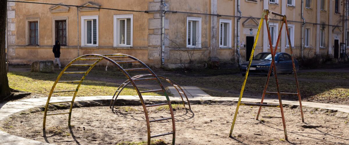 Kletterparcours aus Holz im Park – Spielplatz Viktoriapark in Kreuzberg