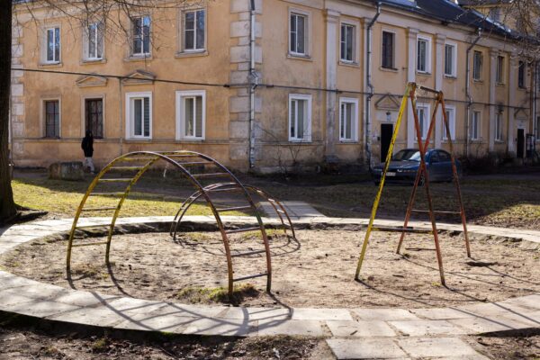 Kletterparcours aus Holz im Park – Spielplatz Viktoriapark in Kreuzberg