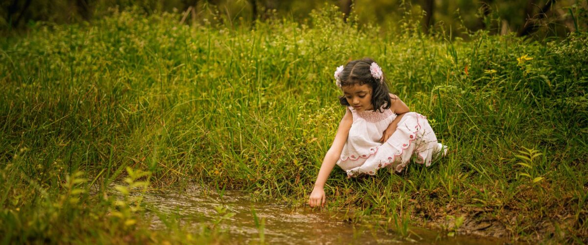Naturnaher Spielbereich am Bachlauf – Spielplatz Wuhletal in Hellersdorf