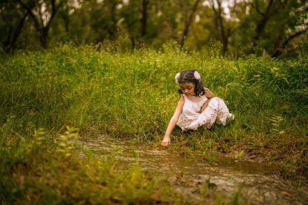 Naturnaher Spielbereich am Bachlauf – Spielplatz Wuhletal in Hellersdorf