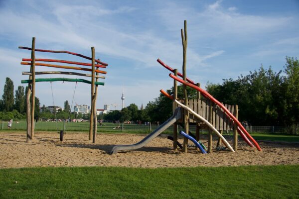 Seilbahn und Kletterfelsen im Grünen – Dschungelspielplatz Bäkepark in Steglitz