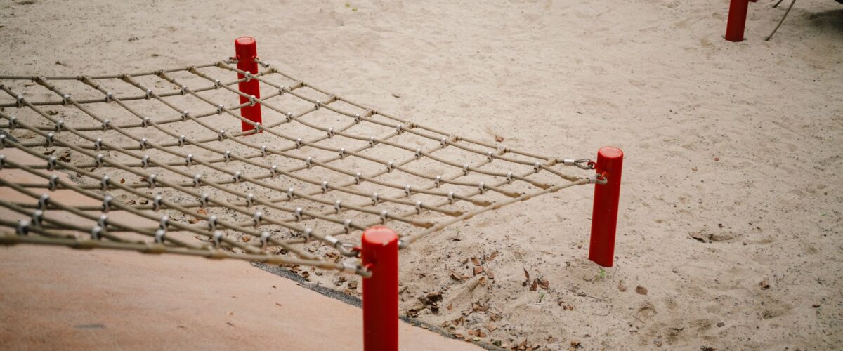 Seilbahn und Kletterturm auf einer Sandfläche – Spielplatz Mauerpark in Prenzlauer Berg