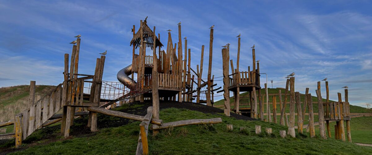 Selbstgebaute Holzhütten auf einem Bauspielplatz – Abenteuerspielplatz Kuhfuss in Treptow