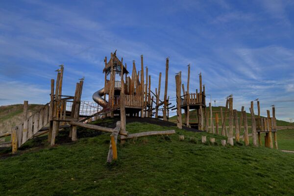 Selbstgebaute Holzhütten auf einem Bauspielplatz – Abenteuerspielplatz Kuhfuss in Treptow