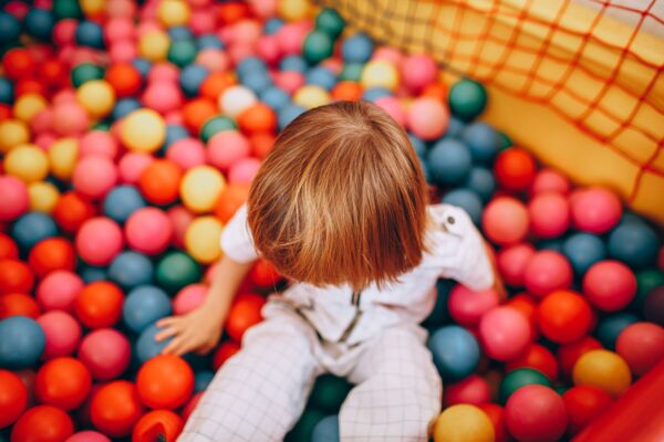 Spiel- und Kreativbereich in einer großen Halle – FEZ Berlin in der Wuhlheide
