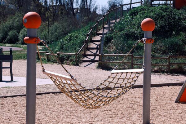 Spielgeräte am Seeufer im Park – Spielplatz Lietzenseepark in Charlottenburg