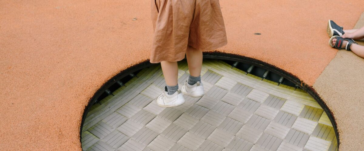 Wasserspiel und Bodentrampolin auf einem Stadtplatz – Spielplatz Zeppelinplatz im Wedding