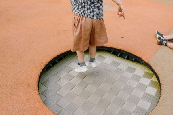 Wasserspiel und Bodentrampolin auf einem Stadtplatz – Spielplatz Zeppelinplatz im Wedding
