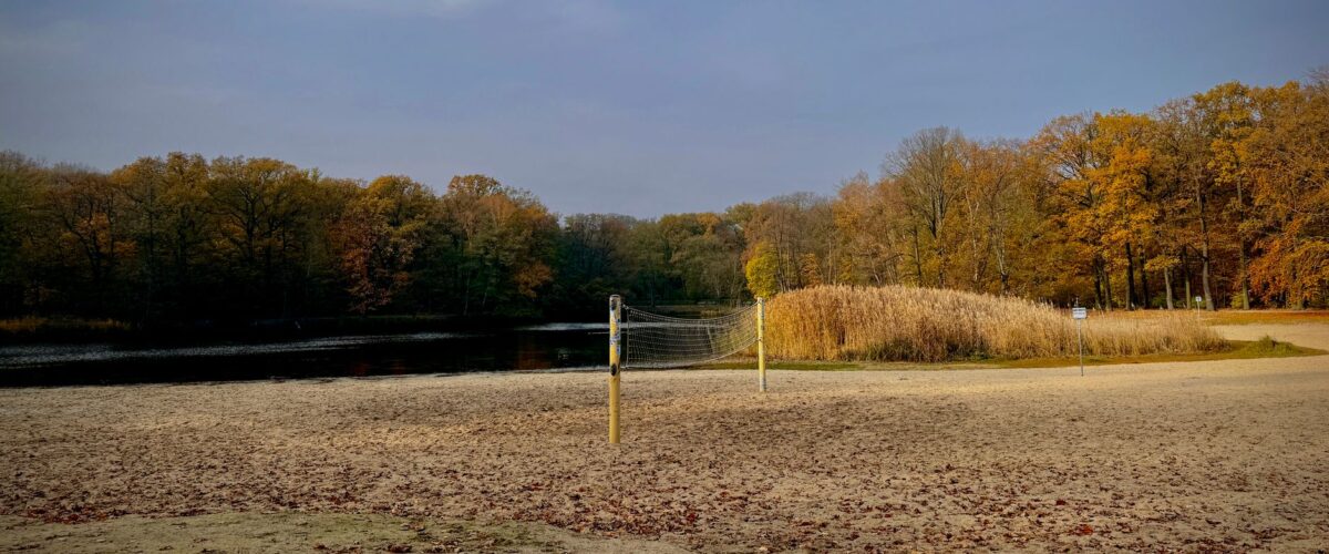 Wasserspielplatz mit Pumpe und Matschbahn – Wasserspielplatz Plänterwald in Treptow