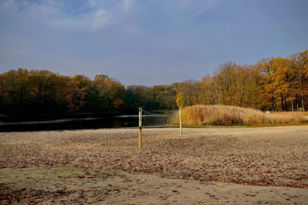 Wasserspielplatz mit Pumpe und Matschbahn – Wasserspielplatz Plänterwald in Treptow