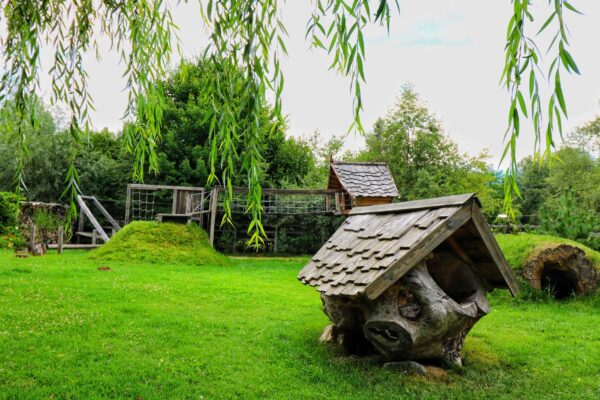 Weitläufige Anlage mit Kletterturm – Spielplatz Hochzeitspark Marzahn im Osten Berlins