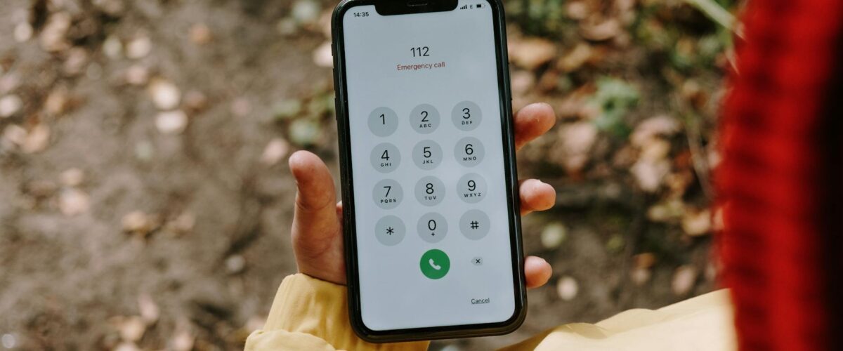 Eine Person wählt auf einem Smartphone die Nummer des ärztlichen Notdienstes 116117 Berlin, um medizinische Hilfe außerhalb der Praxiszeiten zu erhalten.