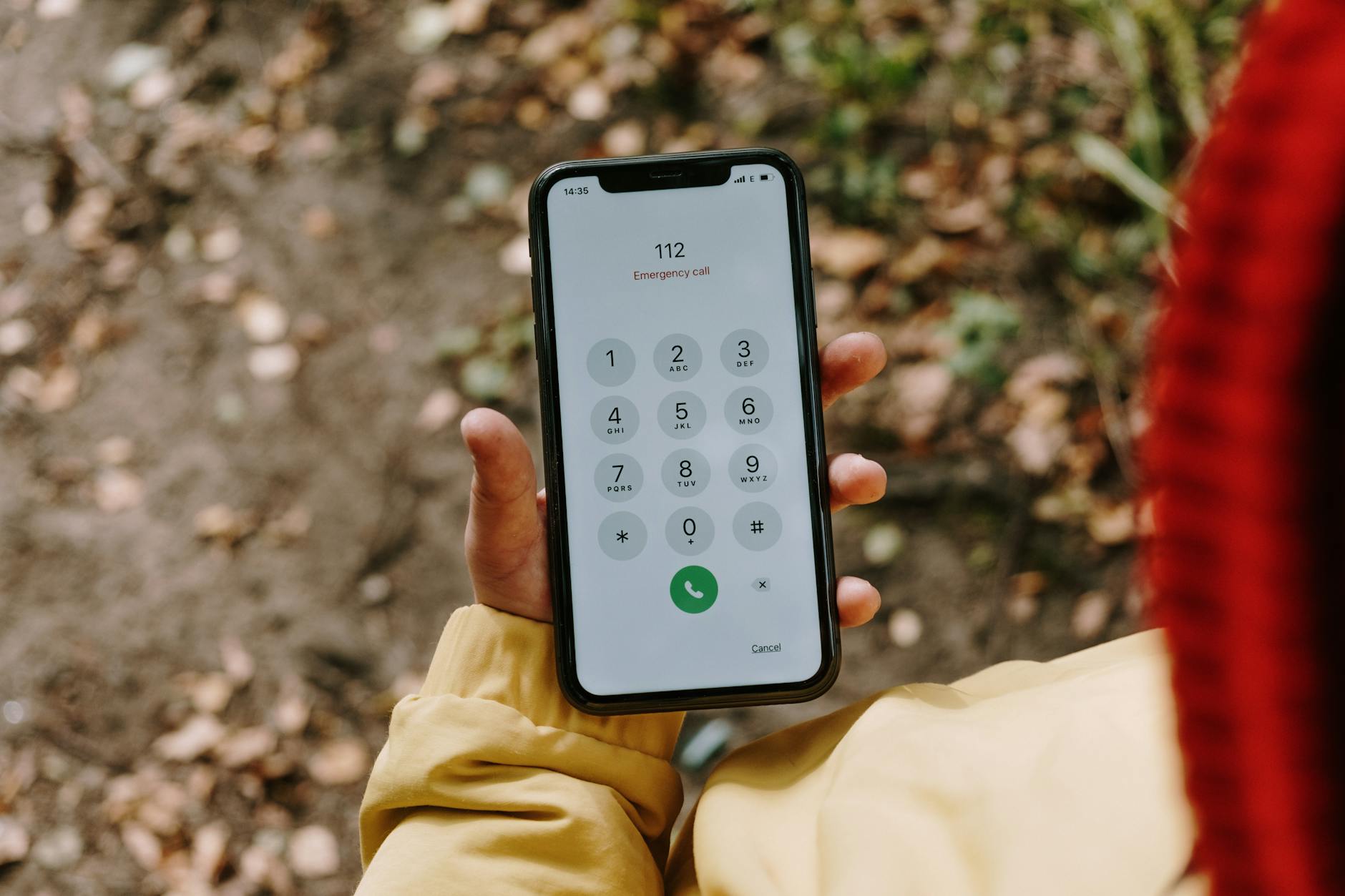 Eine Person wählt auf einem Smartphone die Nummer des ärztlichen Notdienstes 116117 Berlin, um medizinische Hilfe außerhalb der Praxiszeiten zu erhalten.
