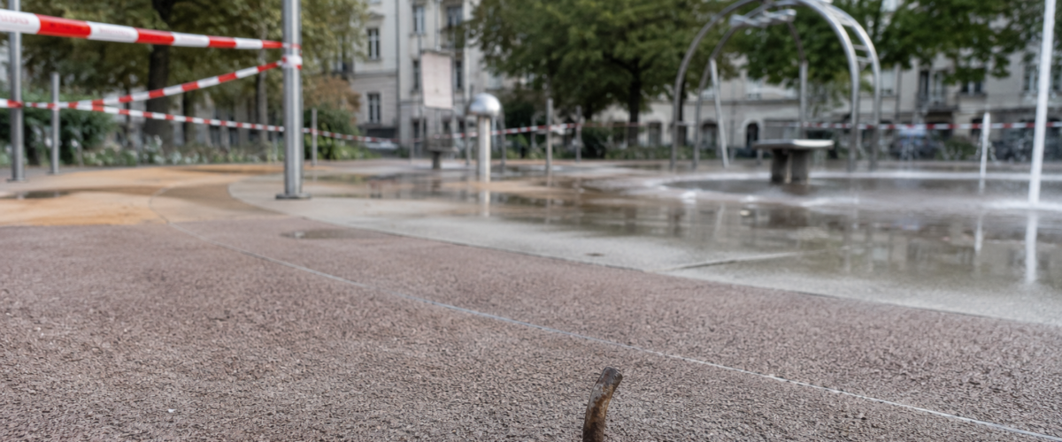 Wasserspielplatz Singerstraße in Berlin-Mitte mit Wasserdüsen und Spielbereich