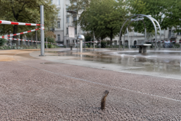 Wasserspielplatz Singerstraße in Berlin-Mitte mit Wasserdüsen und Spielbereich