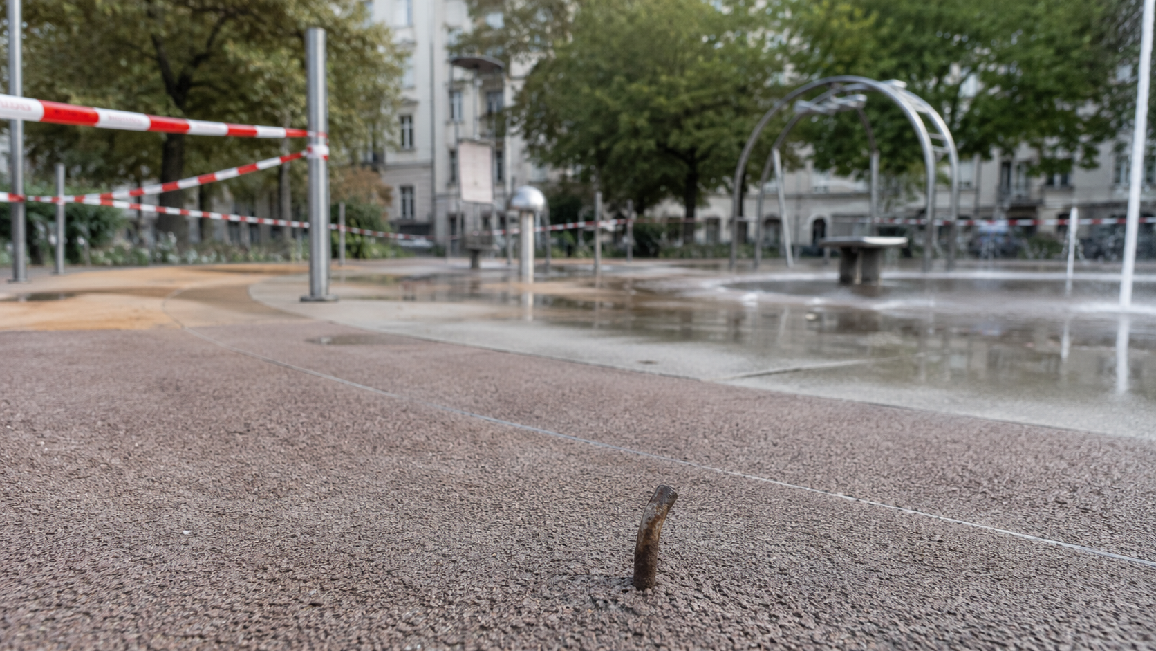 Wasserspielplatz Singerstraße in Berlin-Mitte mit Wasserdüsen und Spielbereich