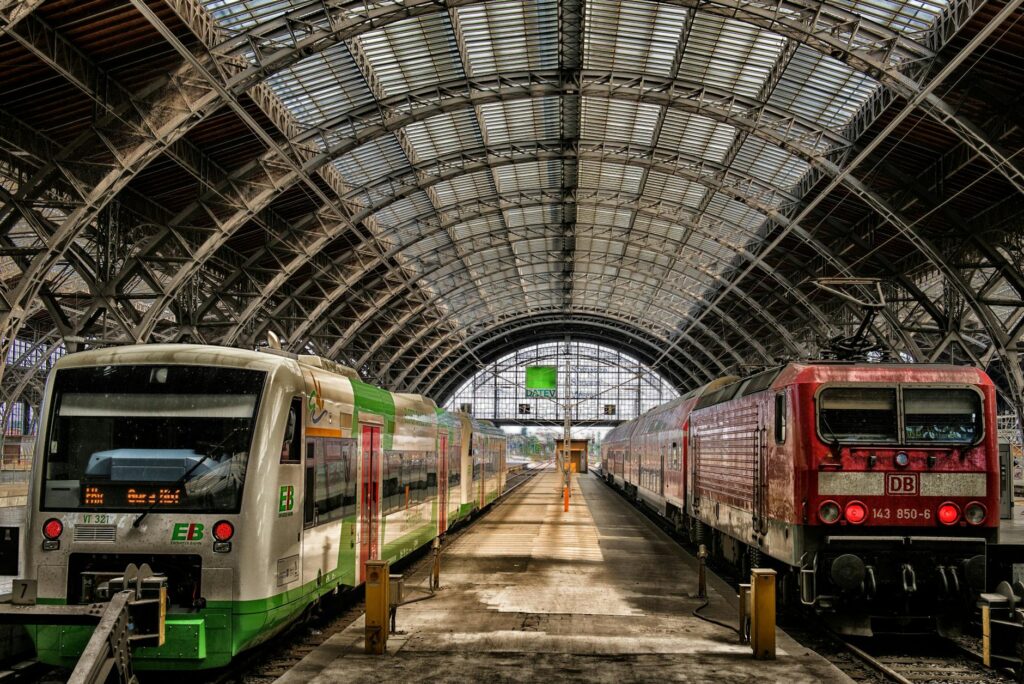 Gepäckaufbewahrung und Schließfächer am Bahnhof Spandau Eine Reihe blauer Schließfächer in verschiedenen Größen an einer Wand im Bahnhof Spandau zur sicheren Gepäckaufbewahrung.