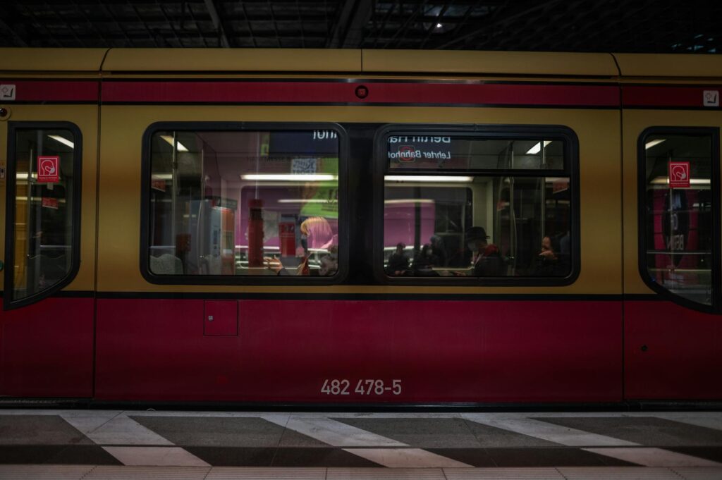 Anbindung am Berlin Ostbahnhof: ICE und S-Bahn am Bahnsteig Ein ICE-Zug steht abfahrbereit an einem Bahnsteig am Berlin Ostbahnhof, während auf einem Nachbargleis eine S-Bahn einfährt.