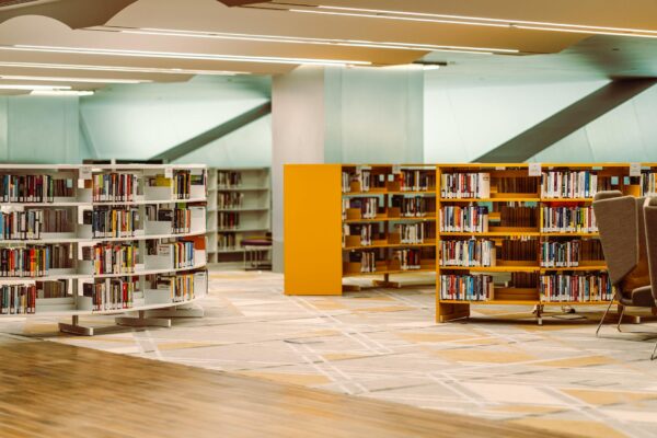 Helle und moderne Innenansicht der Bibliothek Neukölln mit hohen Bücherregalen und einer einladenden Lese-Lounge.