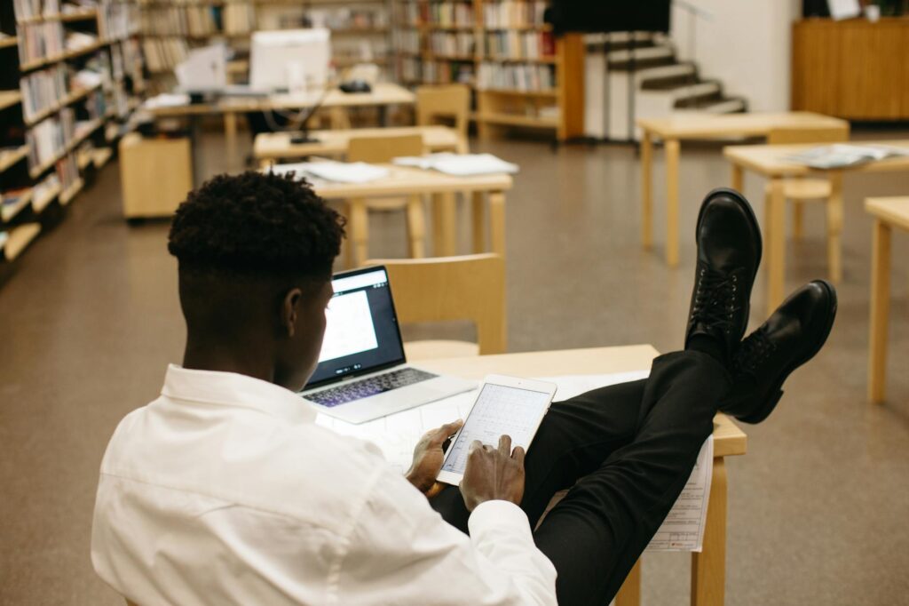 Eine Person nutzt ein Tablet in der Bibliothek Neuk&ouml;lln, um auf die digitalen Angebote und die Onleihe des V&Ouml;BB zuzugreifen.