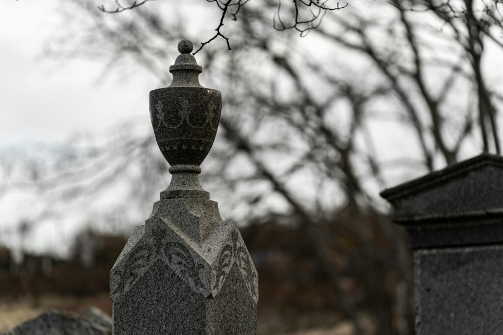 Nahaufnahme einer Urnenwand auf einem Friedhof in Spandau, in der mehrere Urnen beigesetzt sind.